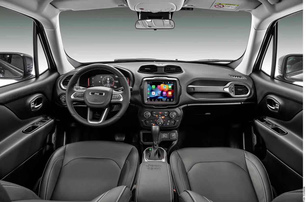 En el interior, uno de los cambios más relevantes son las paletas de cambios de velocidad en el volante, que permiten una cómoda conducción en trayectos de alta velocidad.