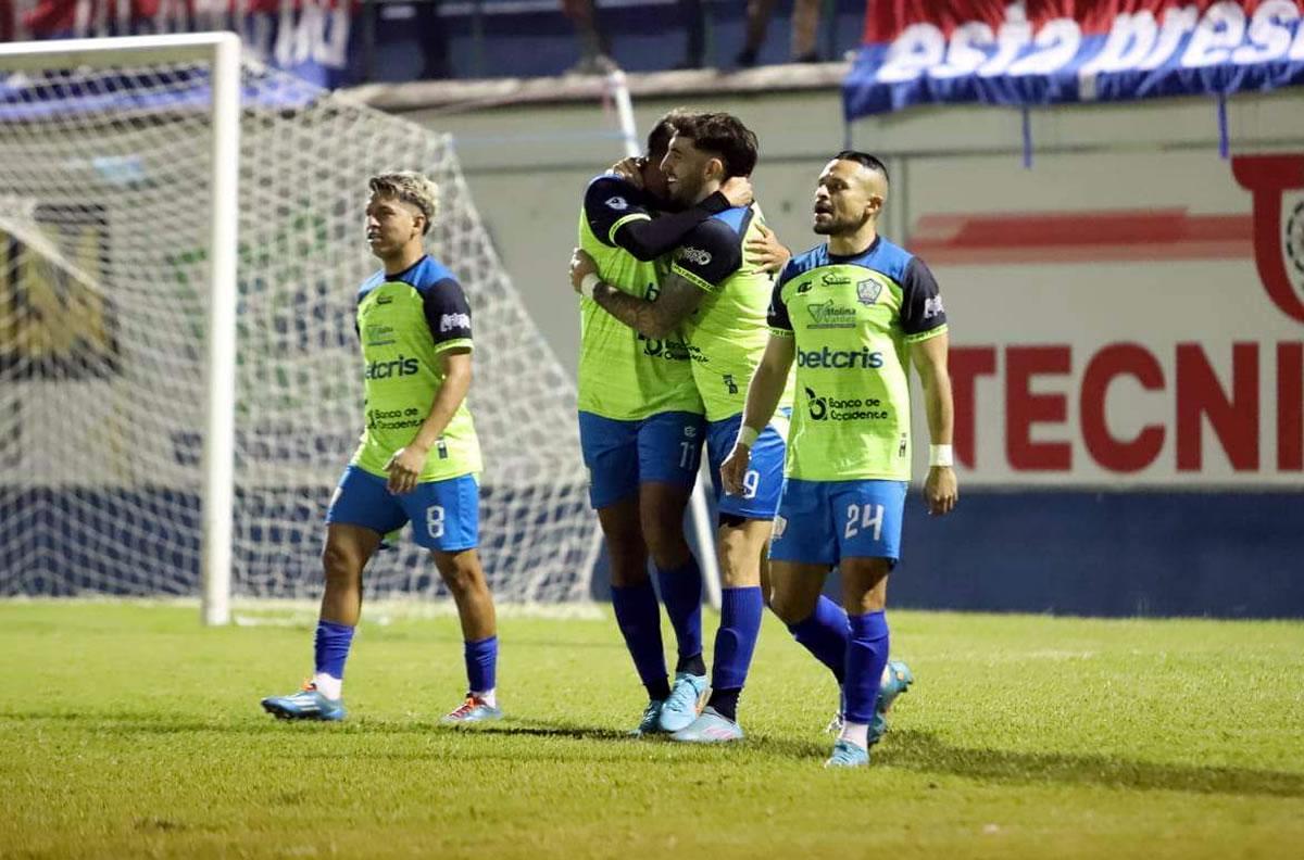 El argentino Agustín Auzmendi es felicitado por sus compañeros tras su doblete.