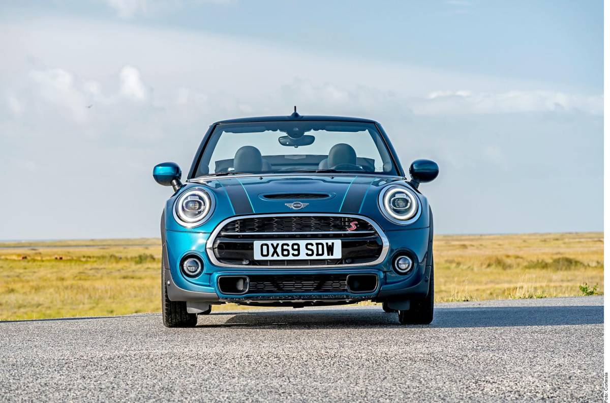 La capacidad de la cajuela del MINI Convertible es de 215 litros.