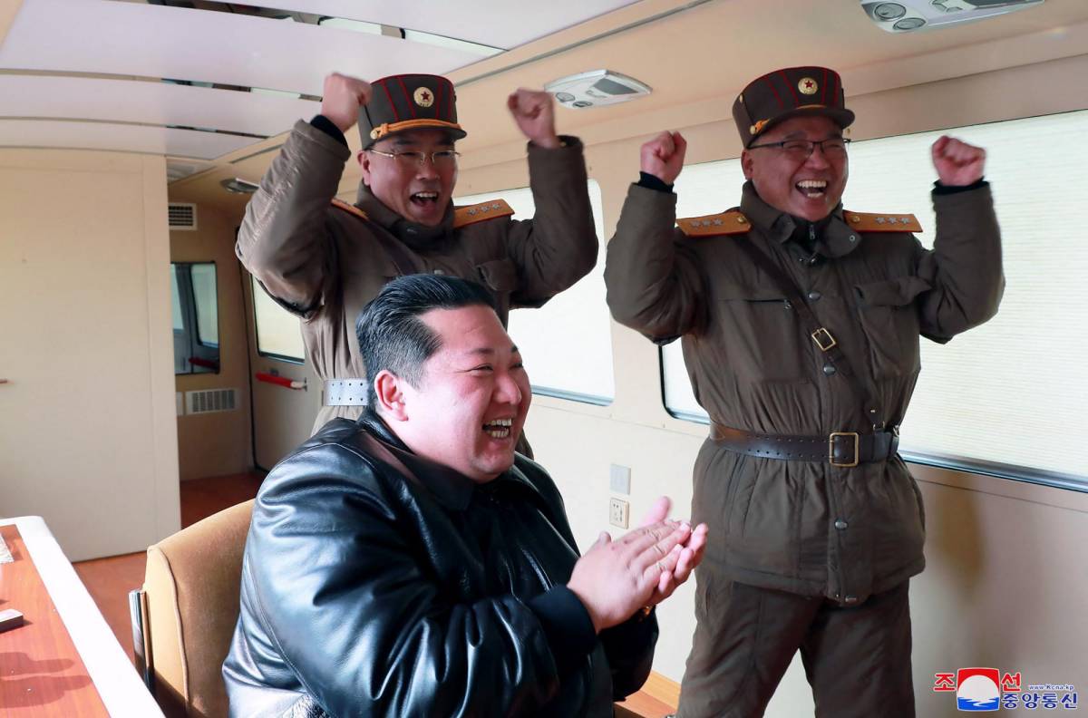 Kim Jong Un festejó con los militares el exitoso lanzamiento de su nuevo misil.