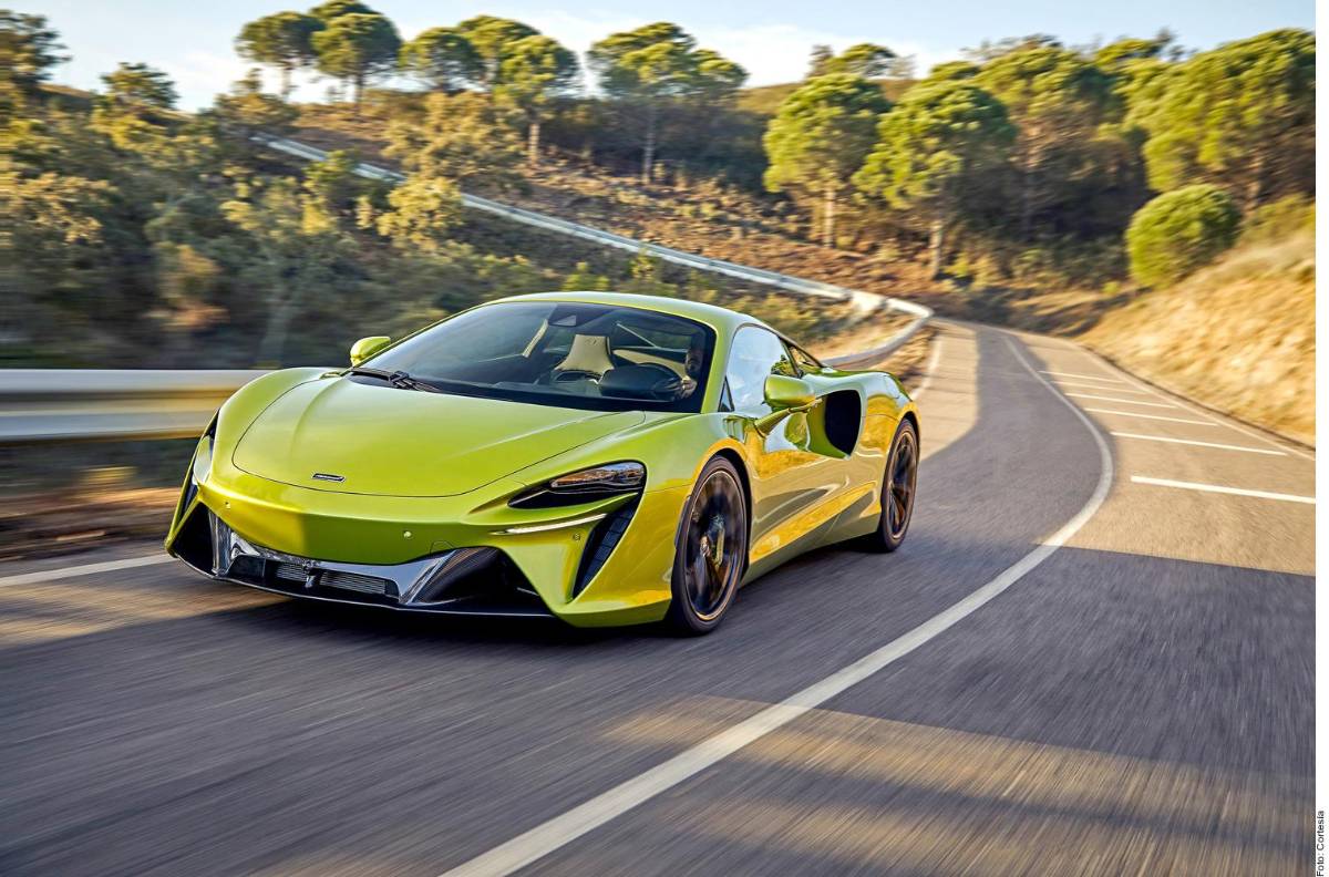 El rango en modo eléctrico del McLaren Artura es de 30 kilómetros.