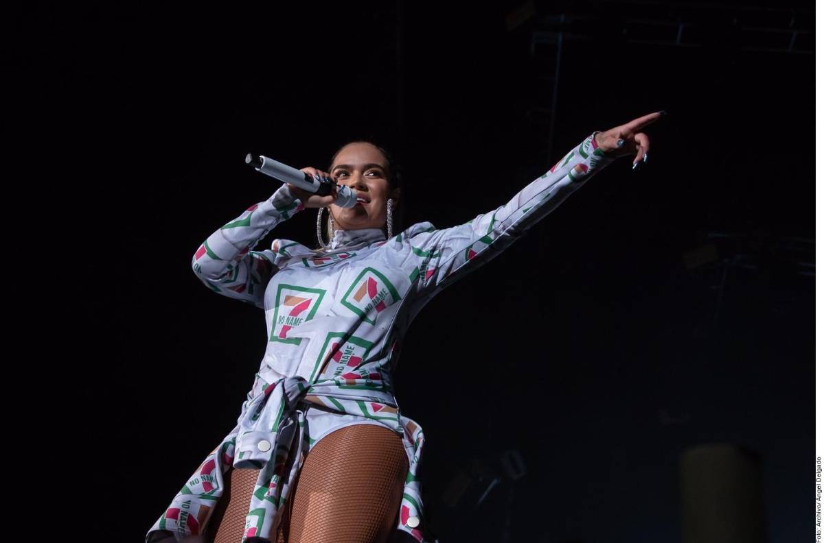 Karol G muestra sus heridas tras aparatosa caída en el escenario