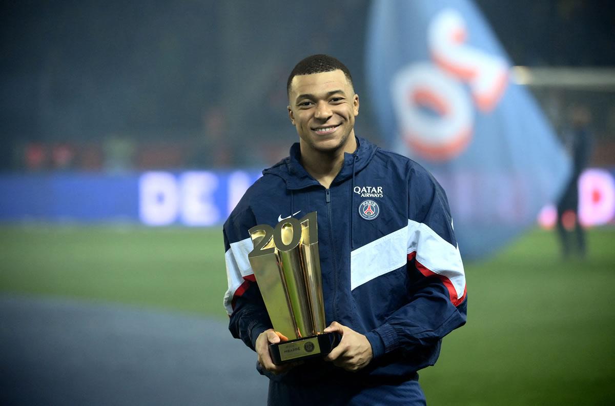 El delantero francés posa con un trofeo al final de una ceremonia después de convertirse en el máximo goleador de todos los tiempos del Paris Saint-Germain.