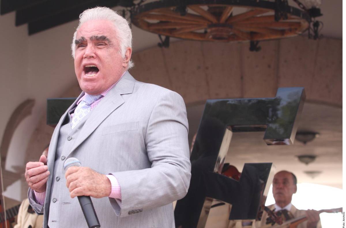 Tras sufrir recaída, familiares cuidan de Vicente Fernández