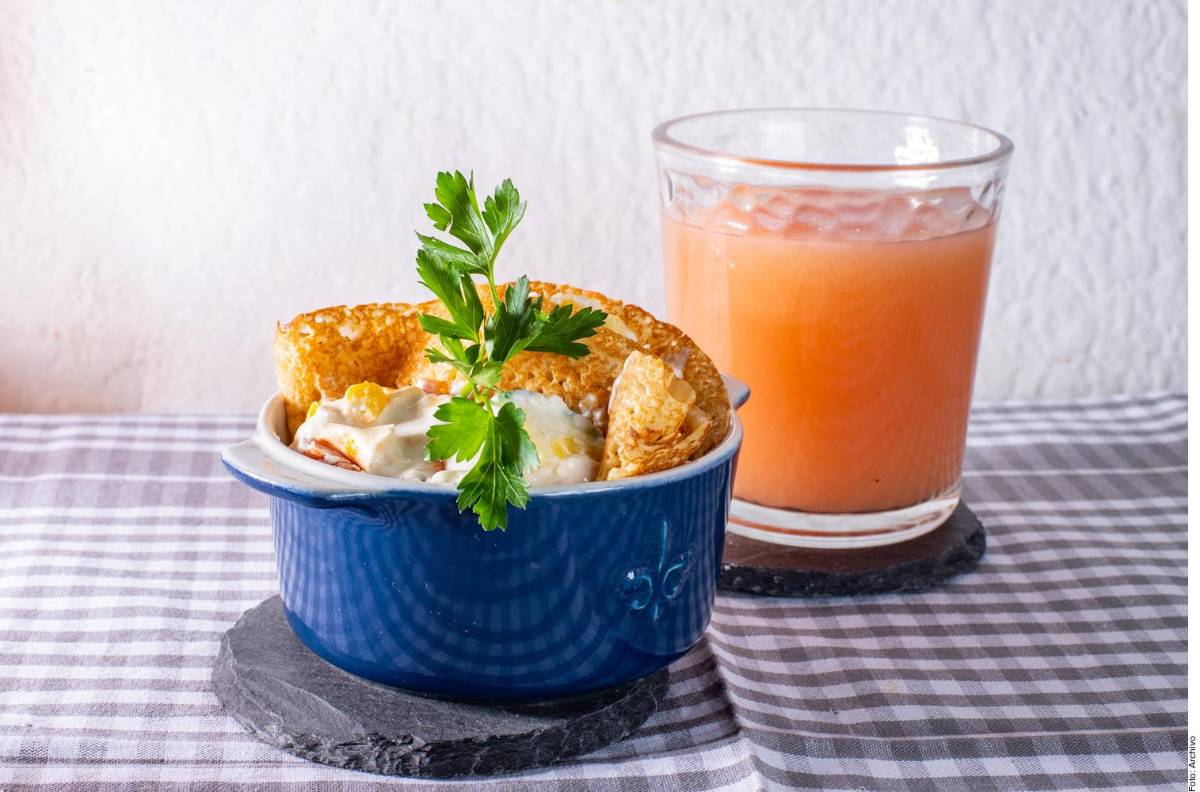 Seguir esta dieta no significa darte los atracones de siempre, la alimentación debe ser suficiente y reunir los nutrientes requeridos.