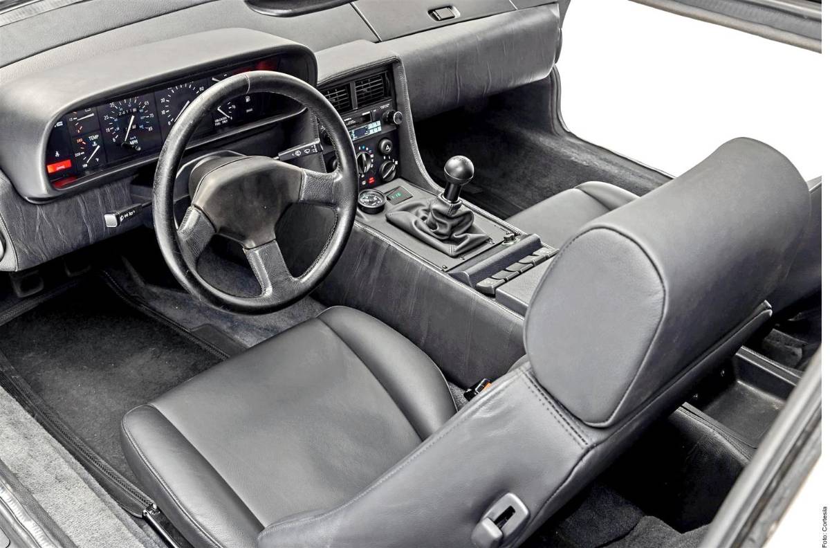 Uno de los elementos más famosos del DMC-12 eran sus paneles exteriores hechos de acero inoxidable cepillado y sin pintar, que además de ser resistentes a la corrosión le daban un aspecto espectacular.