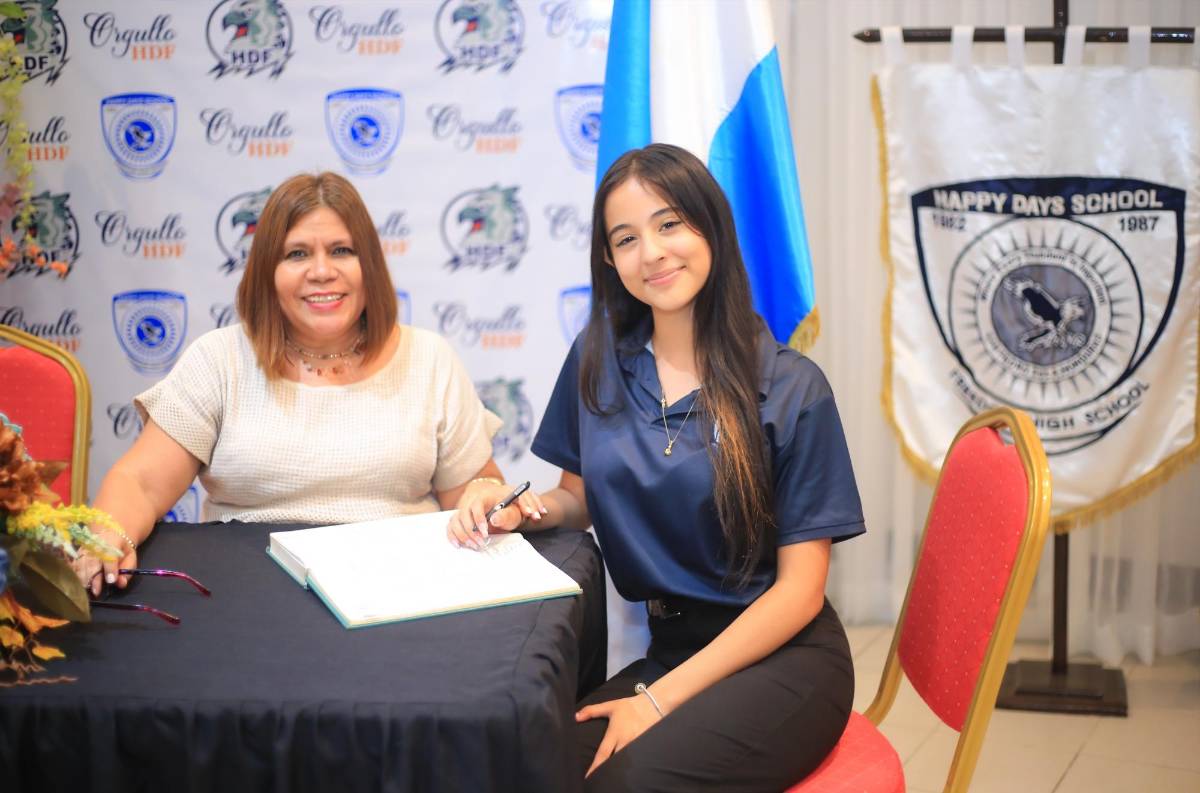 Los actos de juramentación se realizaron en Freedom High School.