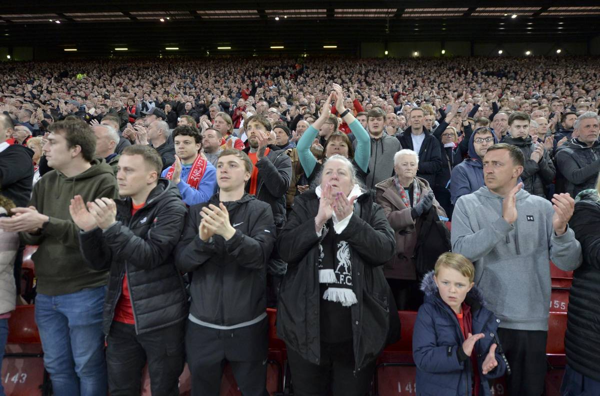 Aficionados del Liverpool le rindieron homenaje a Cristiano Ronaldo en el minuto 7. Foto EFE.