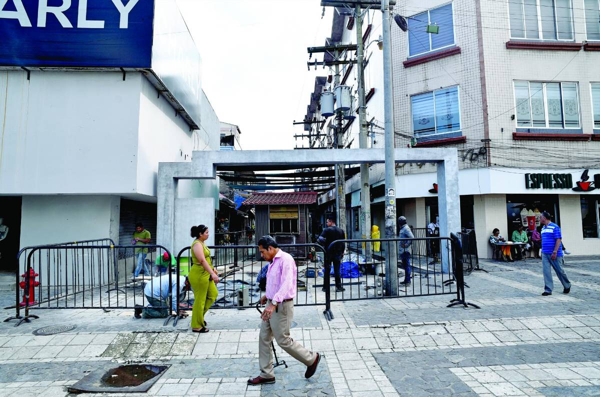 En cada quiosco se ubicaran dos vendedores según el proyecto presentado por el alcalde. Son 30 vendedores, artesanos, en total.