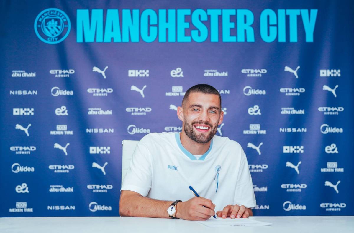Mateo Kovacic en el momento que firmaba contrato con el Manchester City.