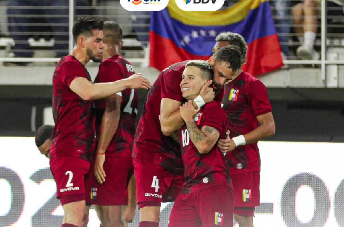 Jugadores de Venezuela celebrando el gol.
