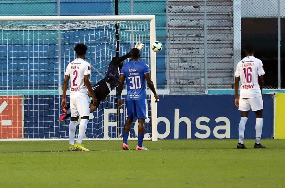 El tapadón de Edrick Menjívar tras el tiro libre de Alexy Vega.