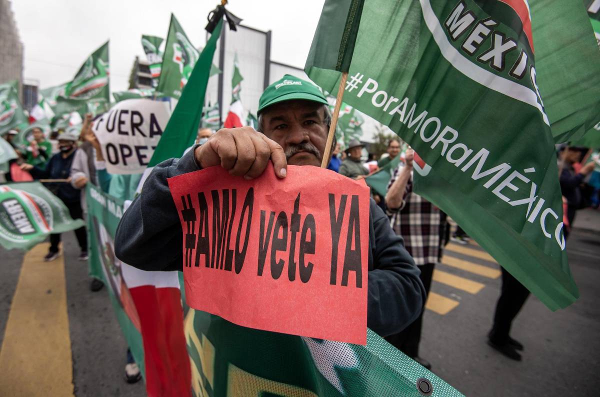 Cientos marchan en norte de México para exigir renuncia de López Obrador