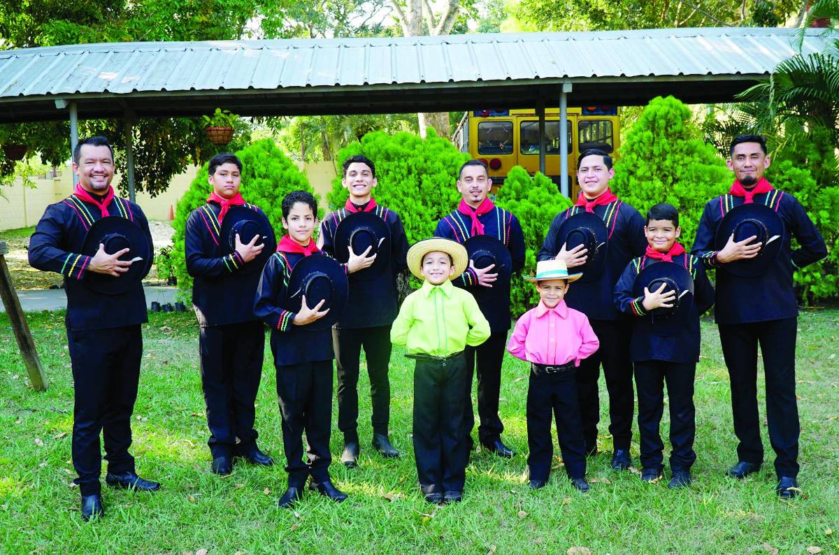 Danzarines posan elegantes con sus vestimentas tradicionales de manta.