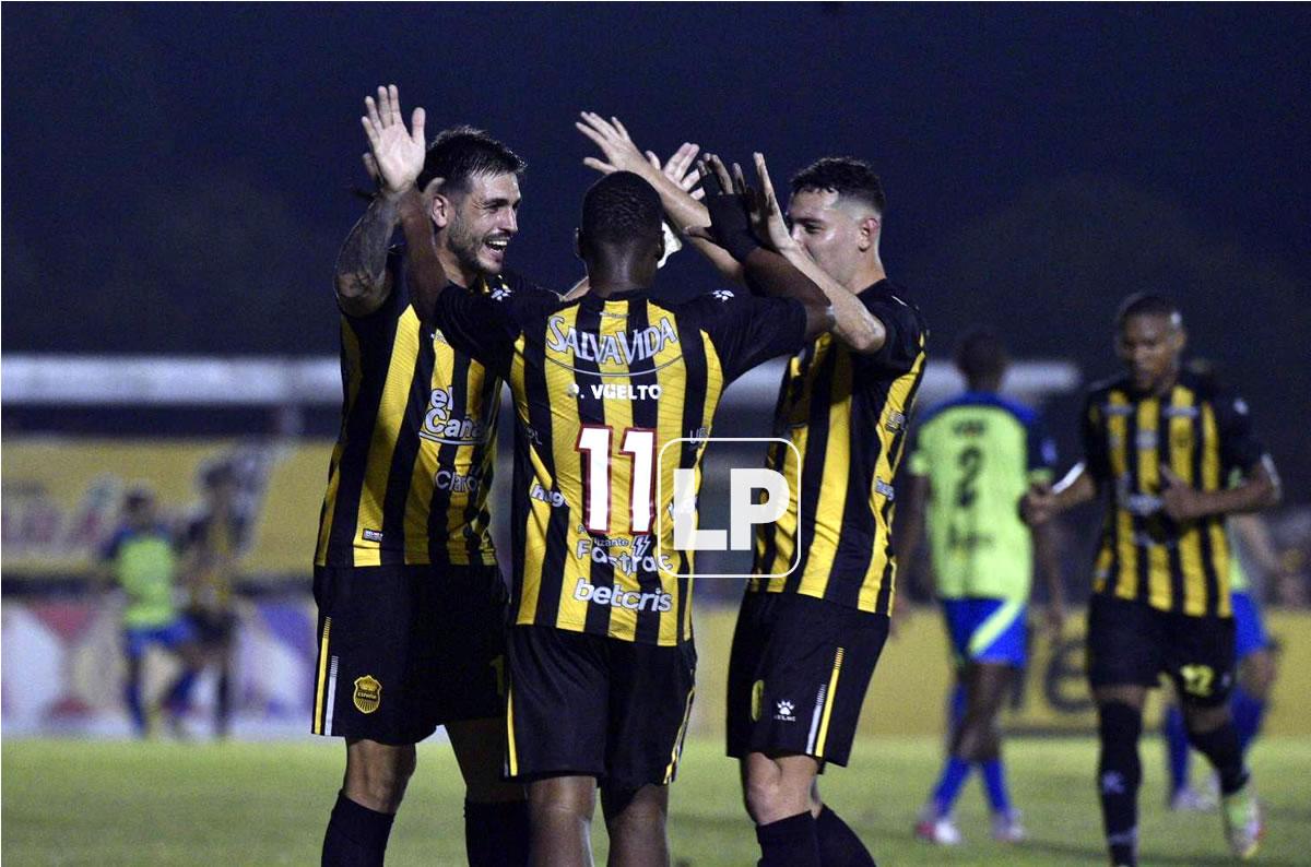 Ramiro Rocca, Darixon Vuelto y Jhow Benavídez se abrazan para celebrar el gol del triunfo del Real España.
