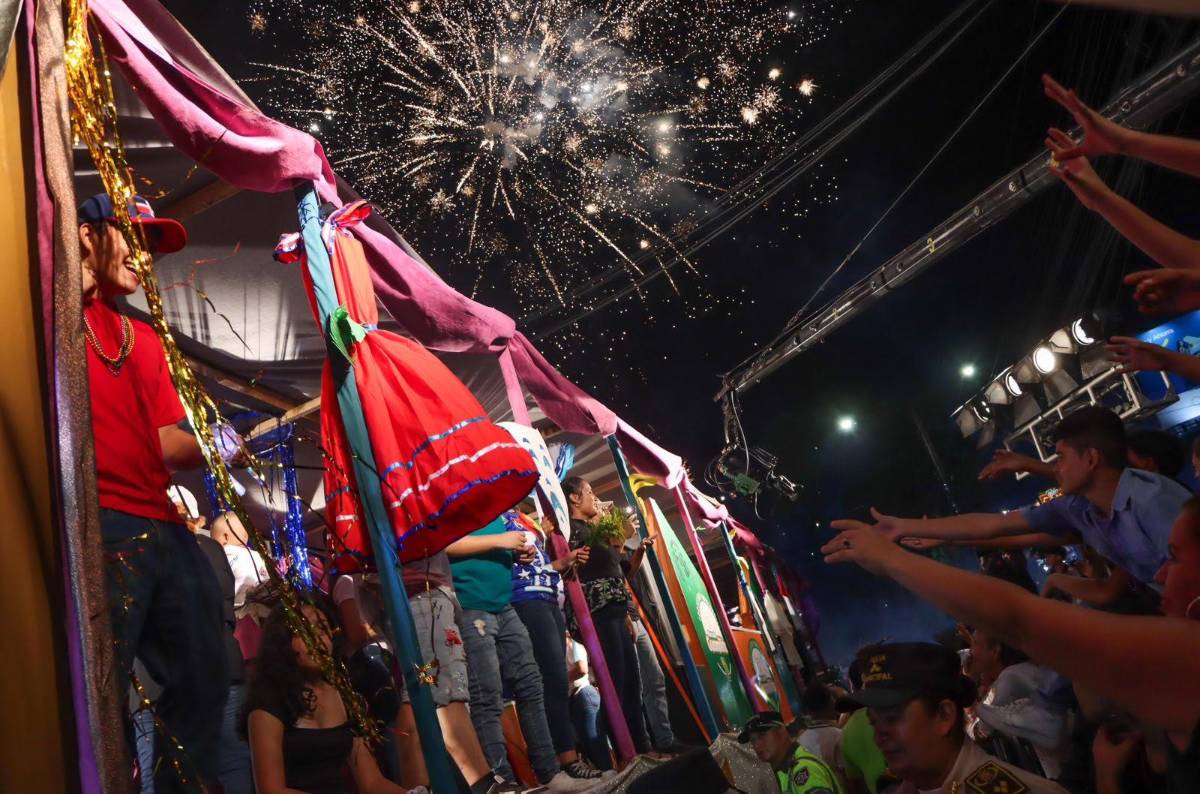 Miles disfrutaron del desfile de carrozas y carnaval juniano