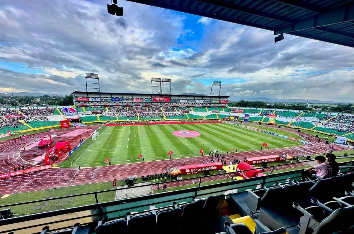 Famosos hondureños llegan al estadio Olímpico para ver a Messi