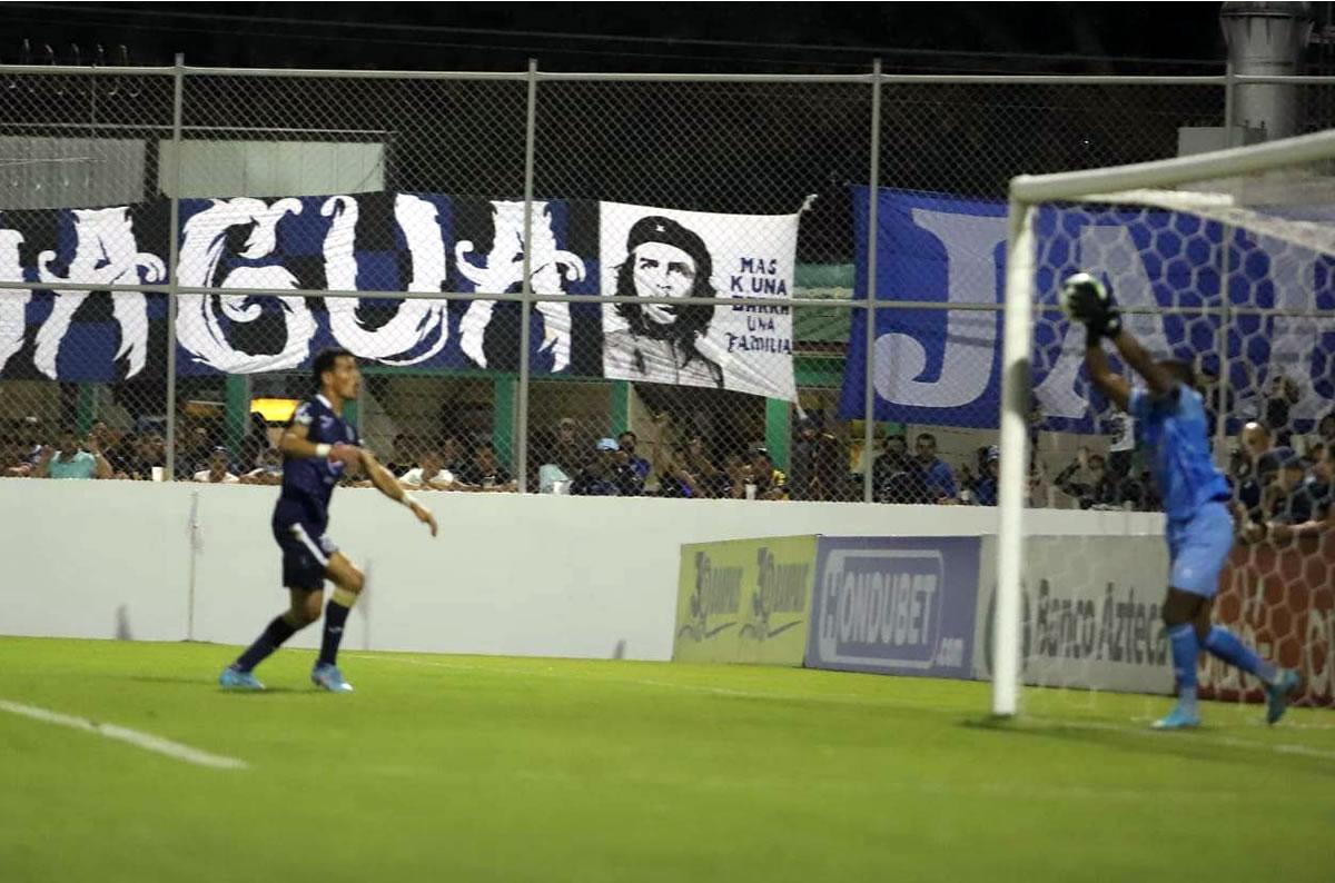 Así se metió ‘Buba’ López a su propia portería para regalarle el gol al Motagua.