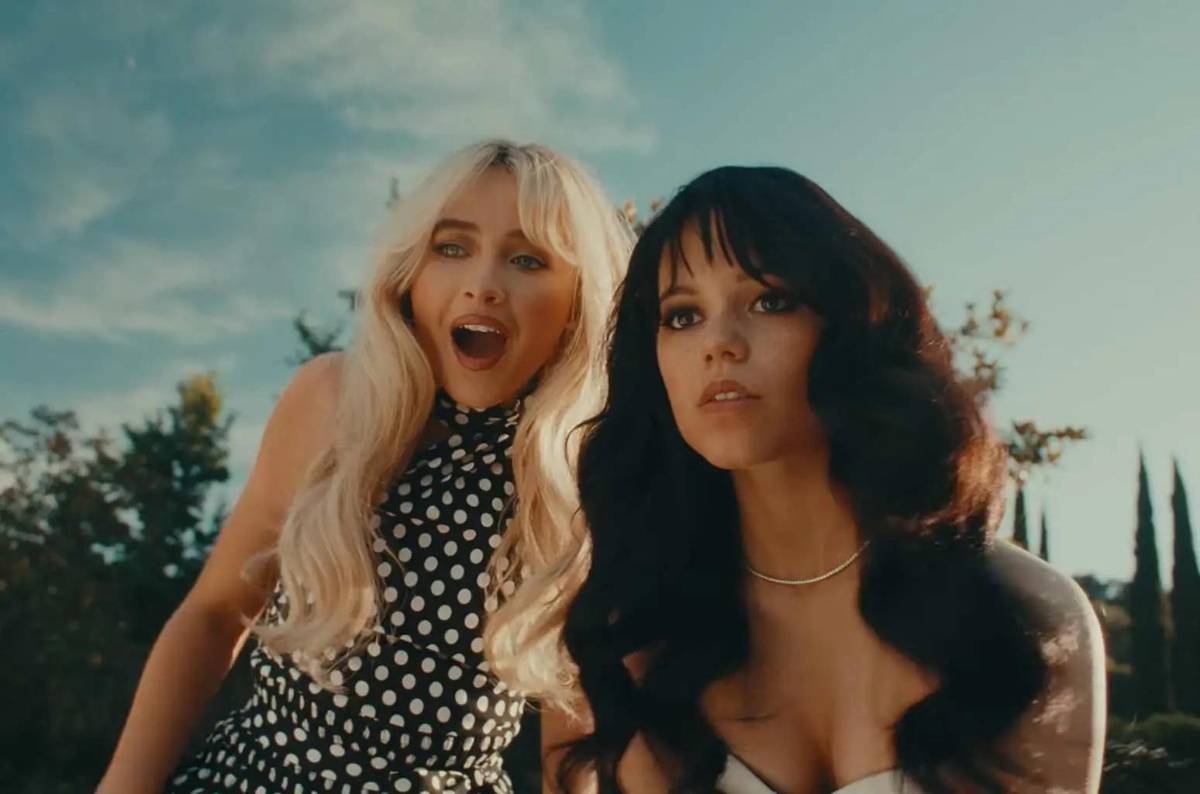 El inesperado beso entre Sabrina Carpenter y Jenna Ortega
