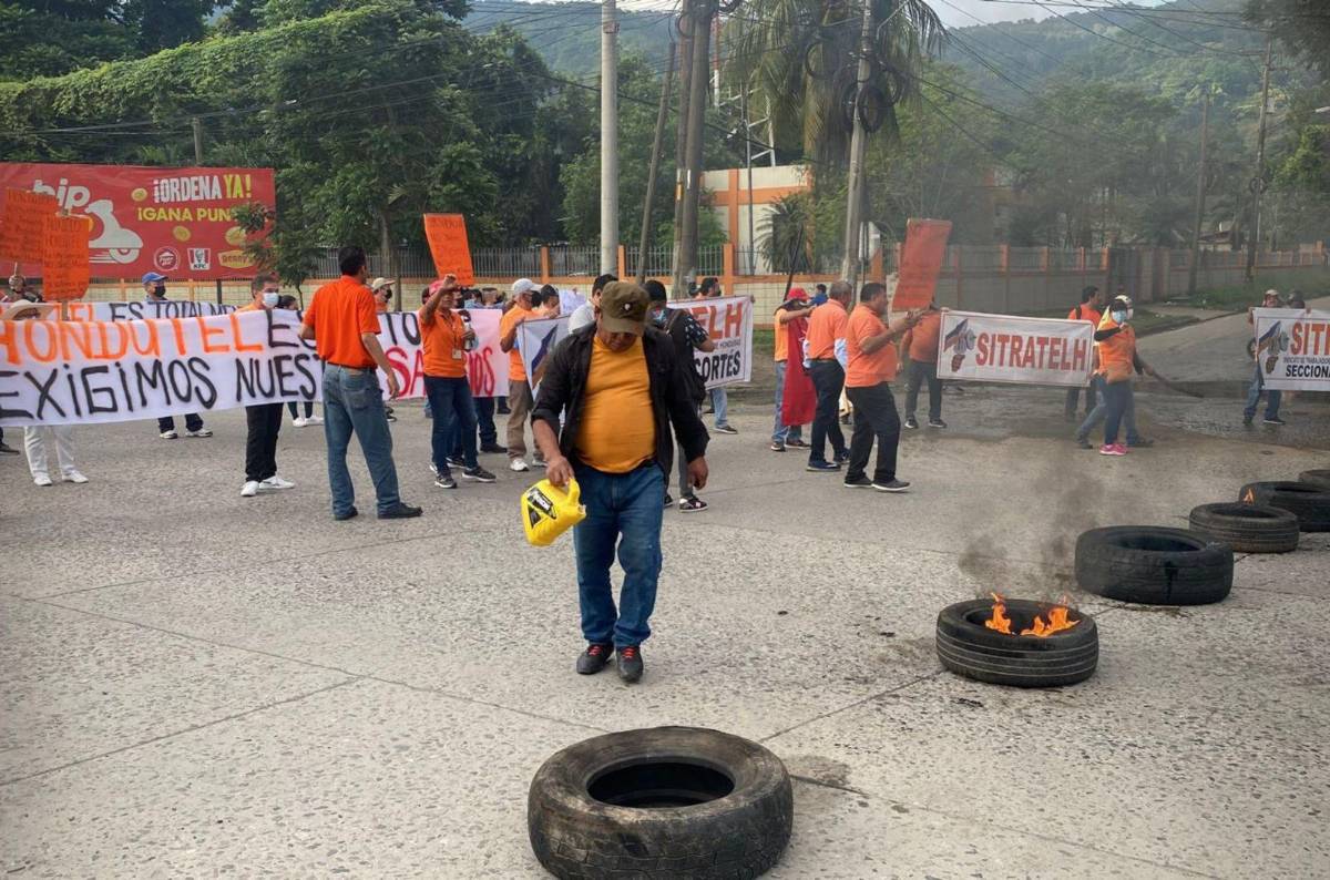 Empleados de Hondutel se toman el bulevar del sur