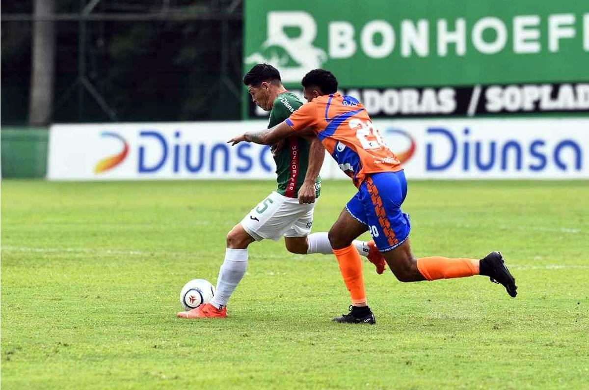 Francisco Ramírez conduciendo el balón ante la marca de Jack Jean-Baptiste.