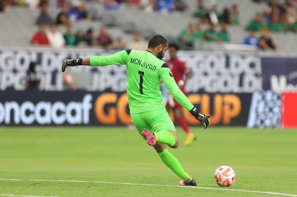 El portero del Olimpia y de la Selección de Honduras despejando un balón.
