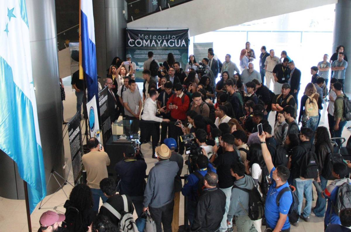 Así es el curioso meteorito que exponen y que atravesó una casa en Honduras