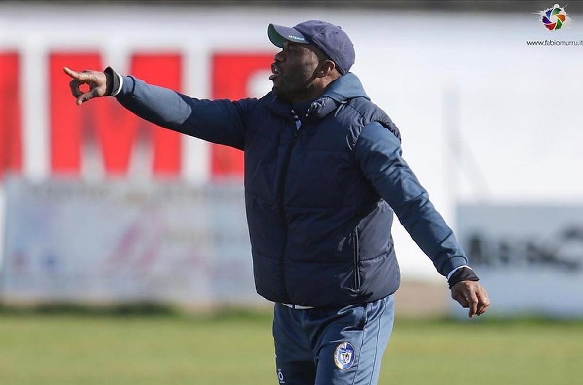 El exjugador hondureño está cerca de volver a sentarse en un banquillo para dirigir.