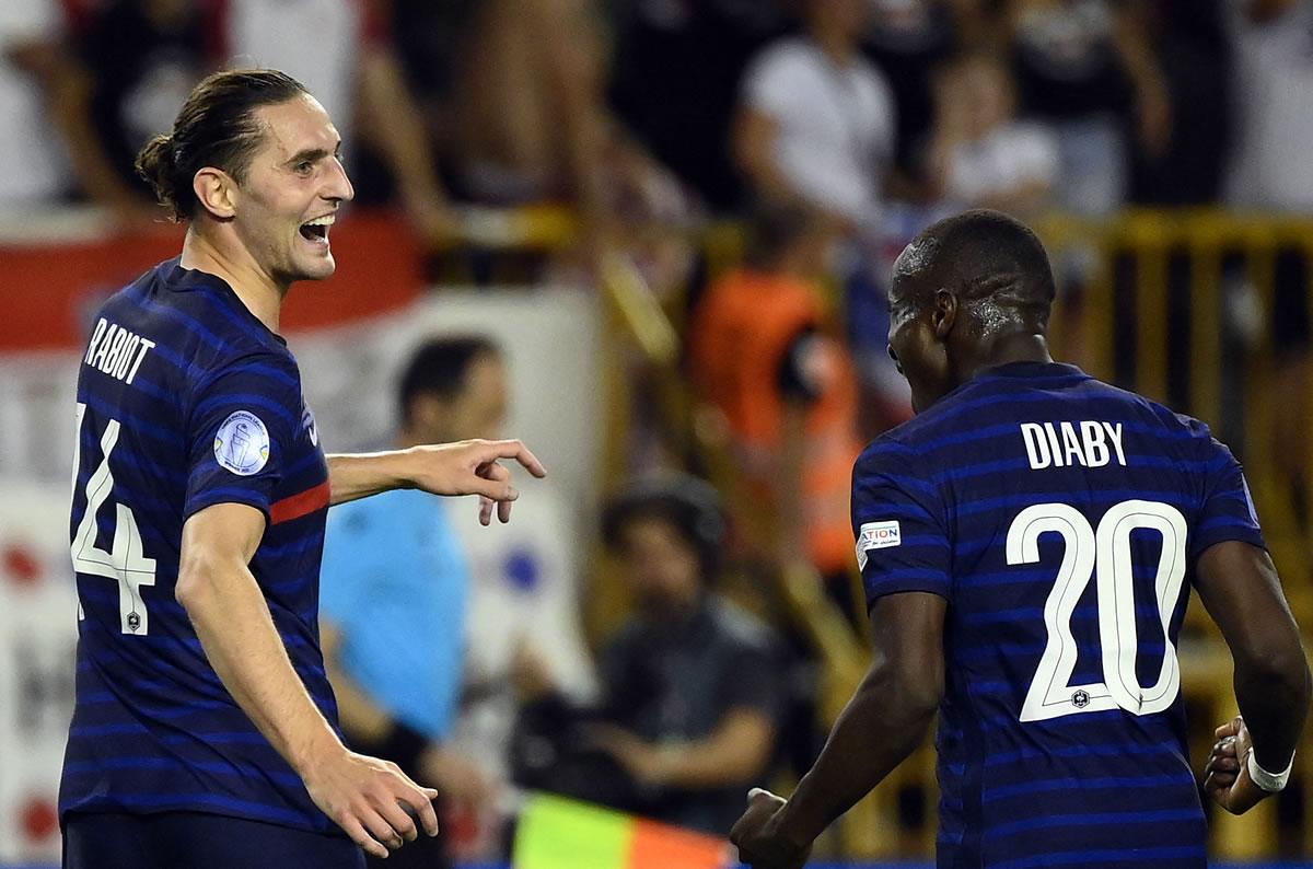 Adrien Rabiot celebrando su gol con su compañero Moussa Diaby.