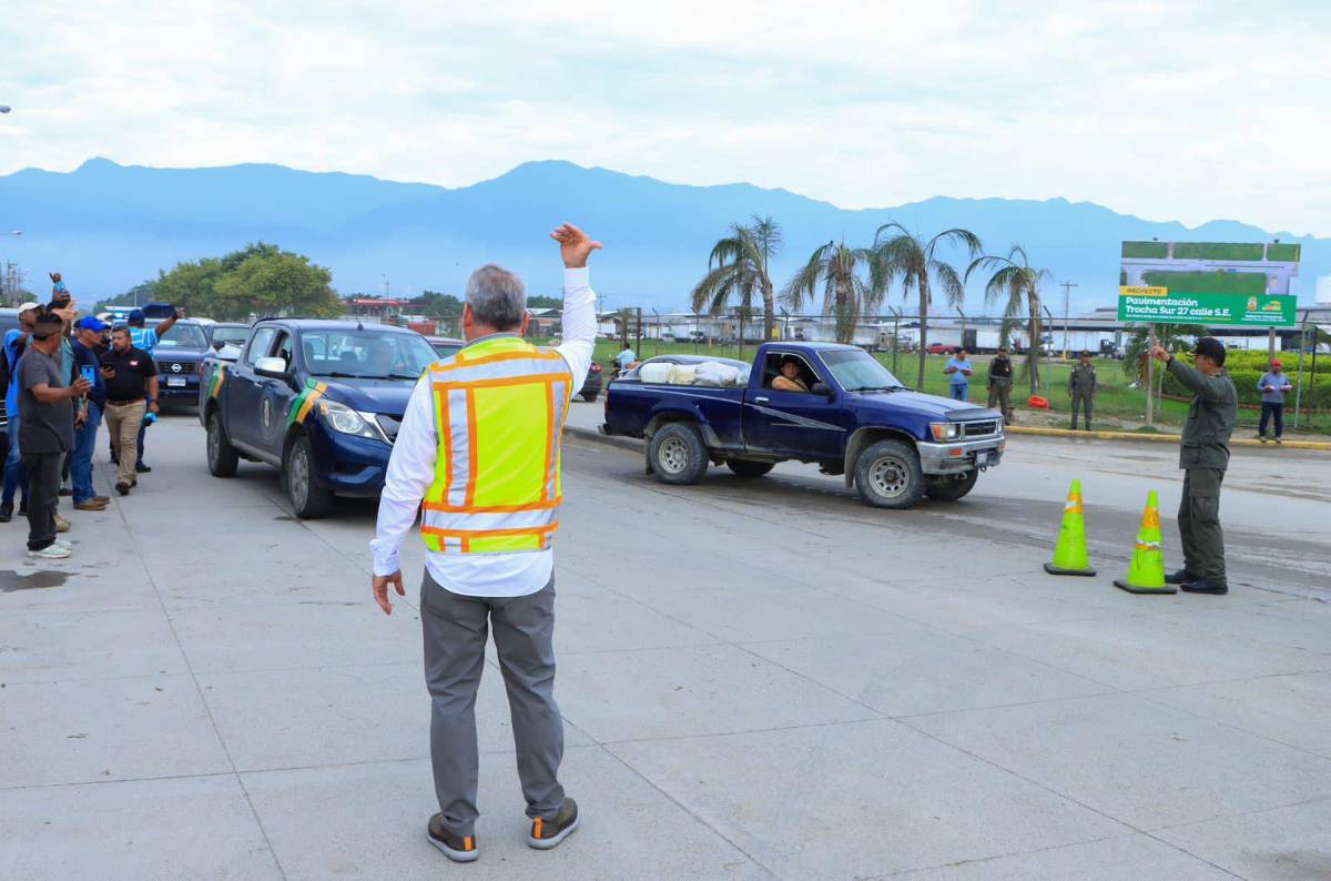 El alcalde Roberto Contreras se puso a dar vía en el sector habilitado en la 27 calle.