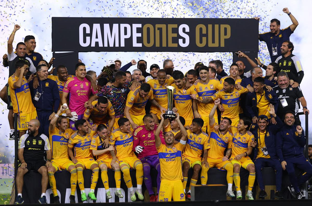 Los jugadores de Tigres festejan con el trofeo de Campeones Cup 2023.