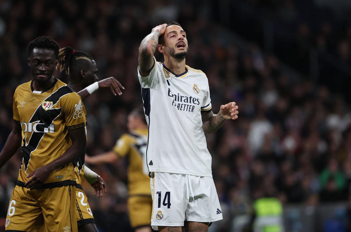 El delantero del Real Madrid, Joselu, se lamenta al no poder marcar contra el Rayo Vallecano en el estadio Santiago Bernabéu.