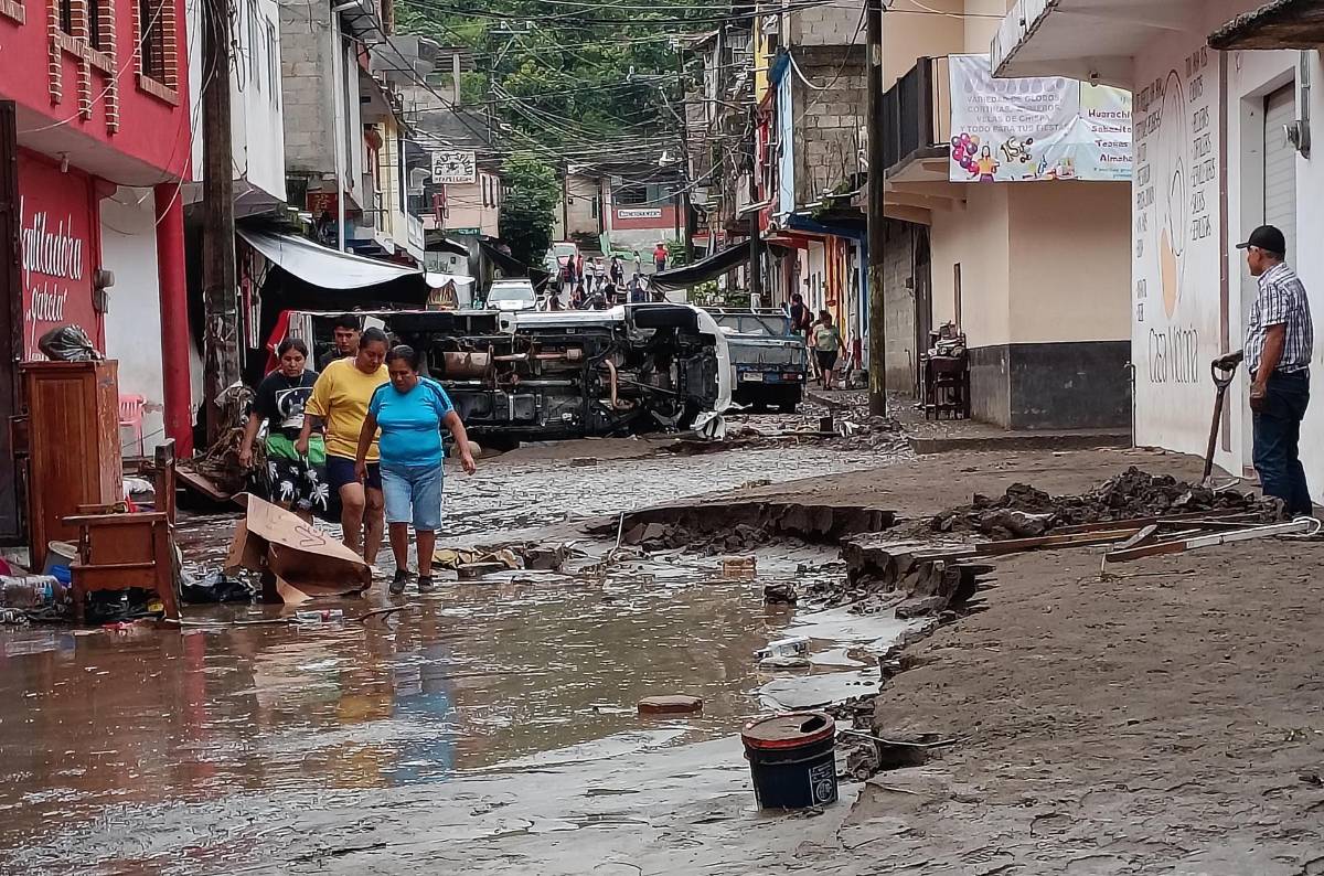 Más de 40 muertos por inundaciones y deslaves en México