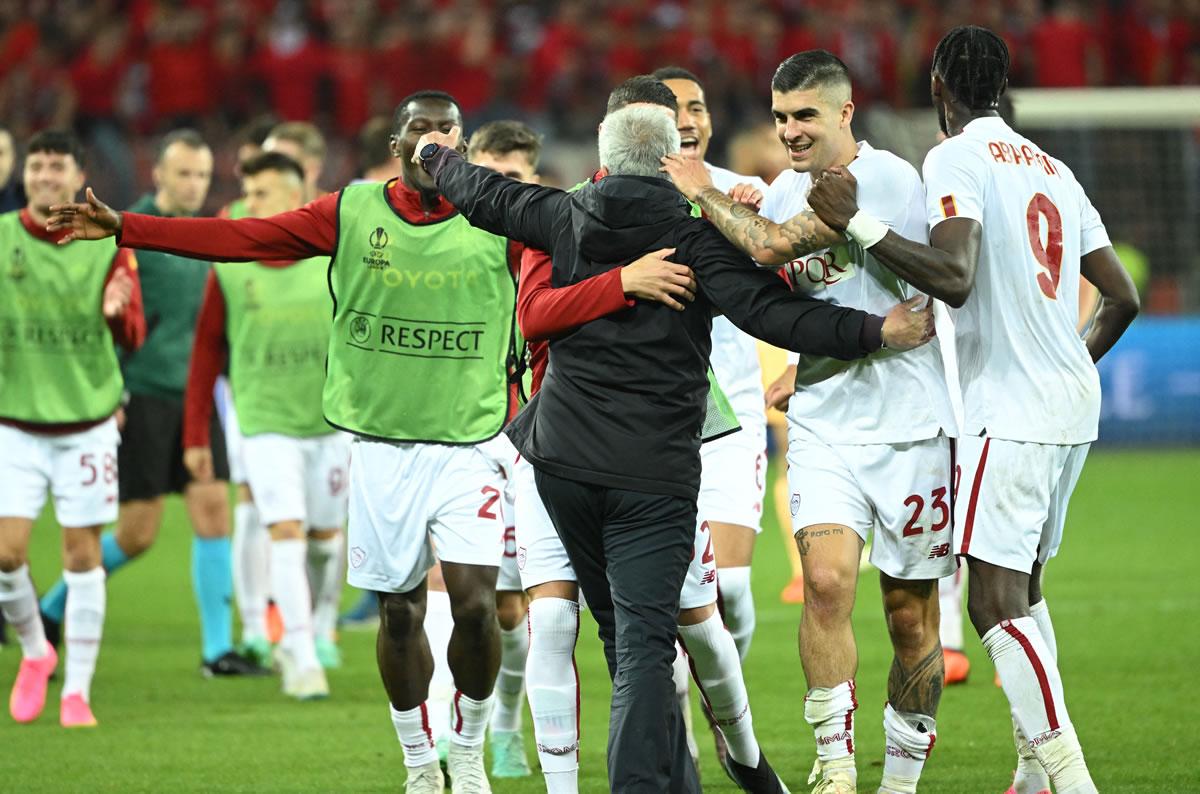 El festejo de Mourinho con sus jugadores en el campo del BayArena.