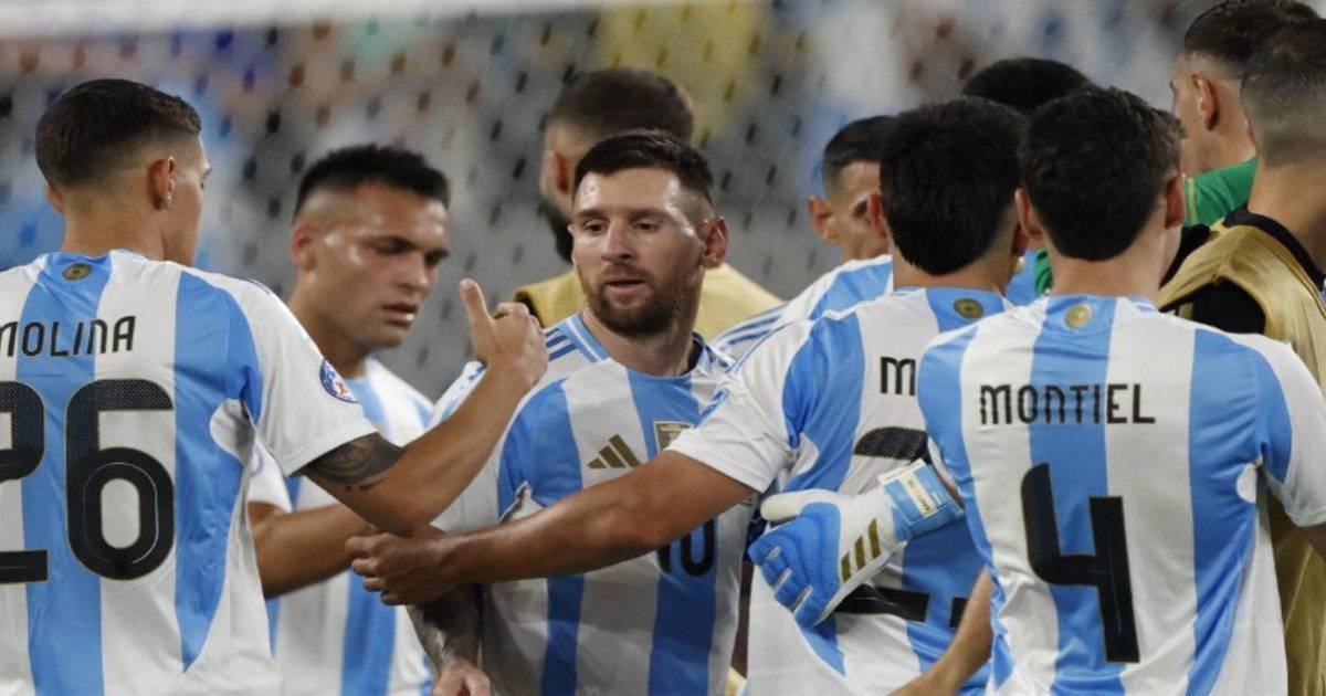 Messi cerca de marcar en Argentina-Chile