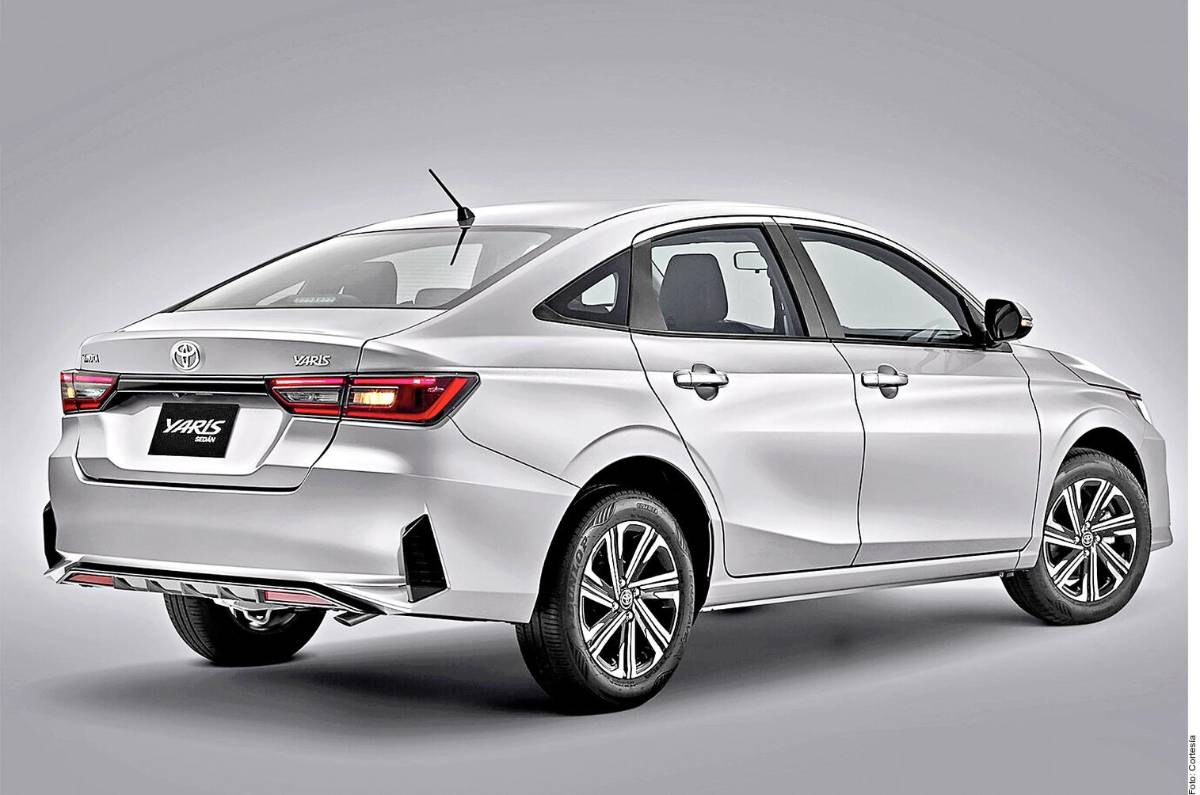 En el exterior se puede percibir un nuevo diseño de luces traseras y delanteras, ambas en LED, y un atractivo juego de rines de 15 y 16 pulgadas bitono.