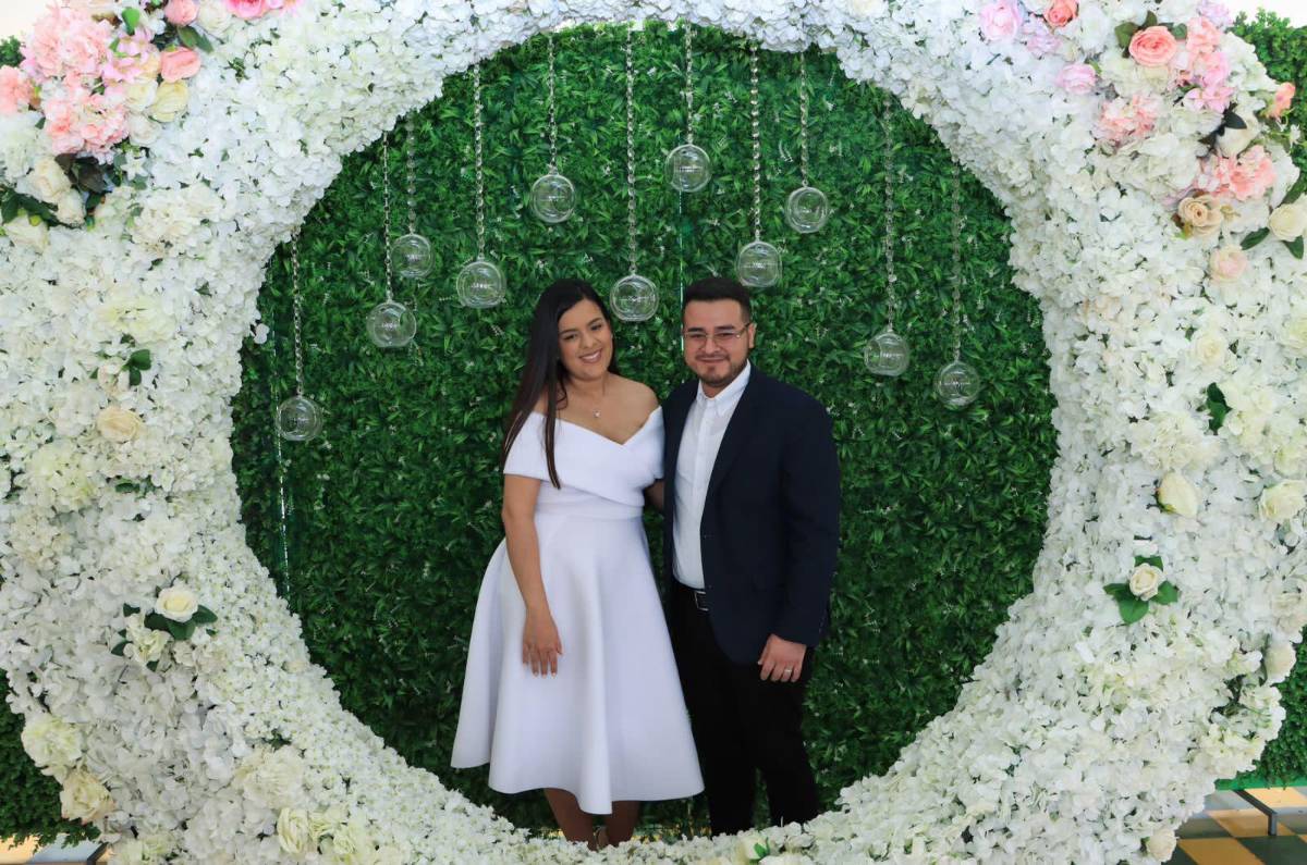 Una pareja se muestra alegra tras contraer matrimonio.