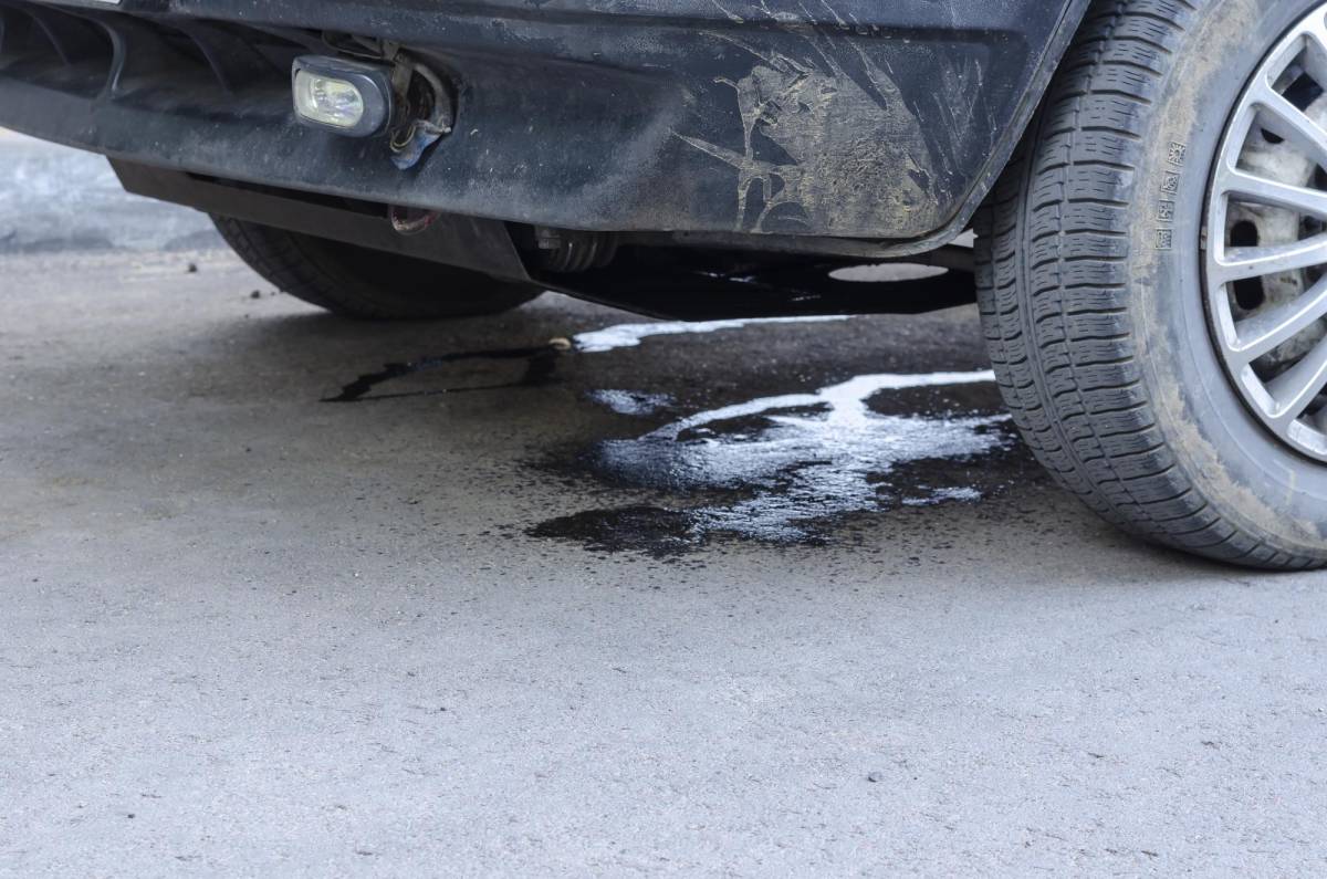 Algunos síntomas como manchas de agua bajo el coche o temperatura que tiende a subir por encima de lo normal durante la conducción pueden indicar que es necesario realizar mantenimiento al radiador.