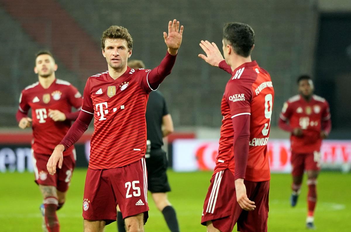Thomas Müller felicita a Robert Lewandowski.