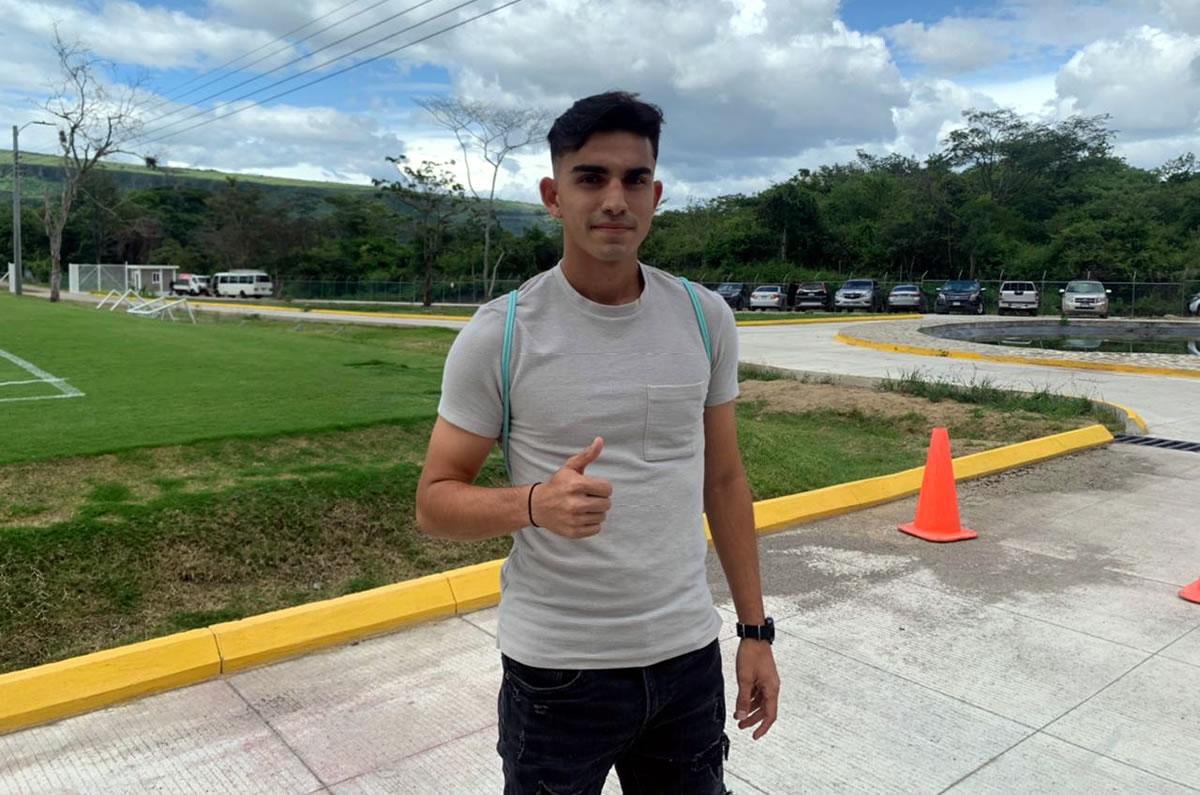 Carlos Estrada busca convencer a Pedro Troglio en el Olimpia.