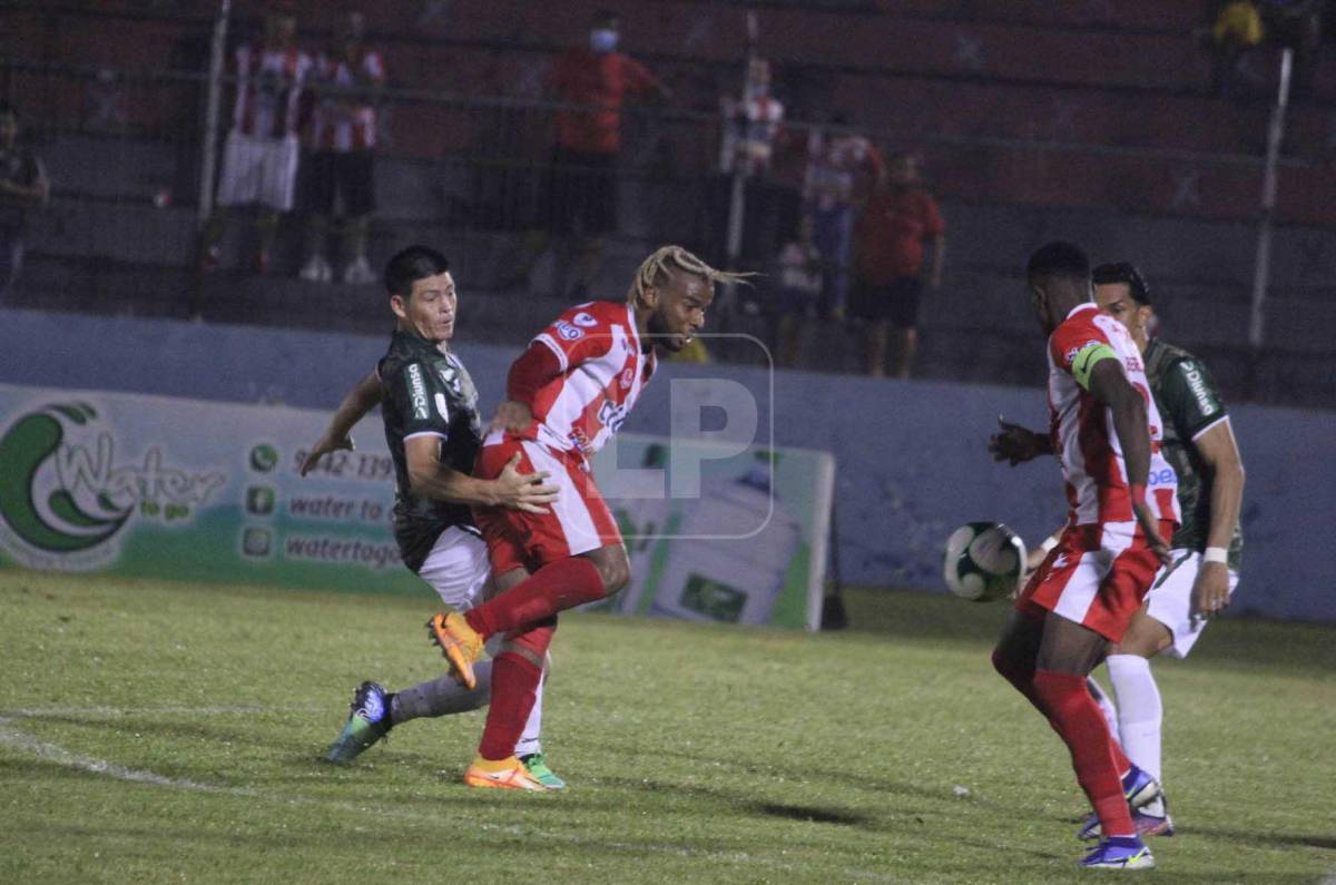 El centrocampista Francisco Martínez jugó por primera vez como titular en Marathón.