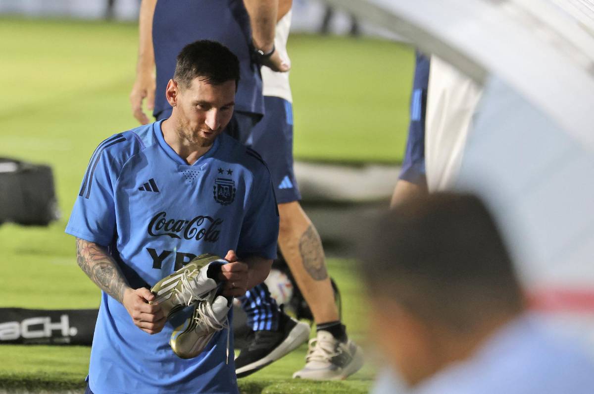¿Qué olvidó? Messi realizó su primer entrenamiento con Argentina y desató una locura