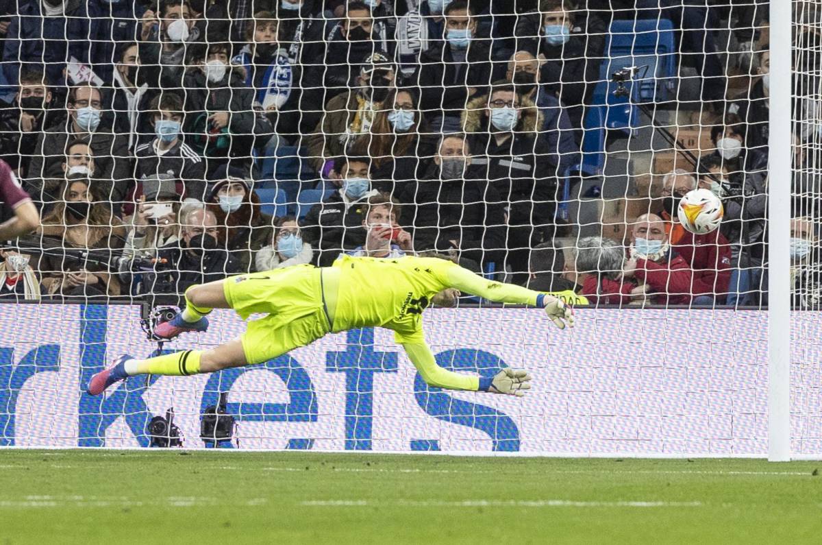 El portero Alejandro Remiro de la Real Sociedad se lanzó, pero no pudo evitar el golazo de Camavinga.