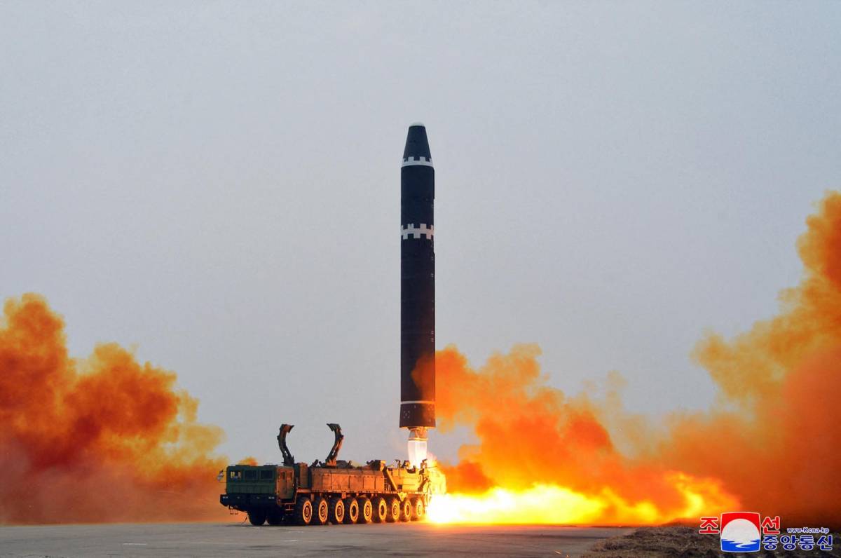 Corea del Norte lanza dos misiles previo a maniobras de EEUU