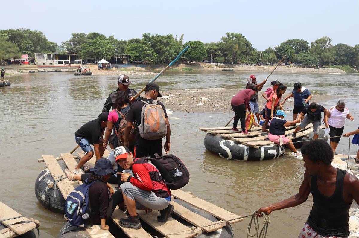 Migrantes cruzan el río Suchiate el 13 de mayo de 2023, en la ciudad de Tapachula, Chiapas (México).