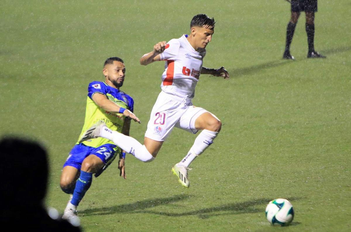 Jamil Maldonado escapando de la marca de Omar Elvir, que volvió a jugar con Olancho FC.