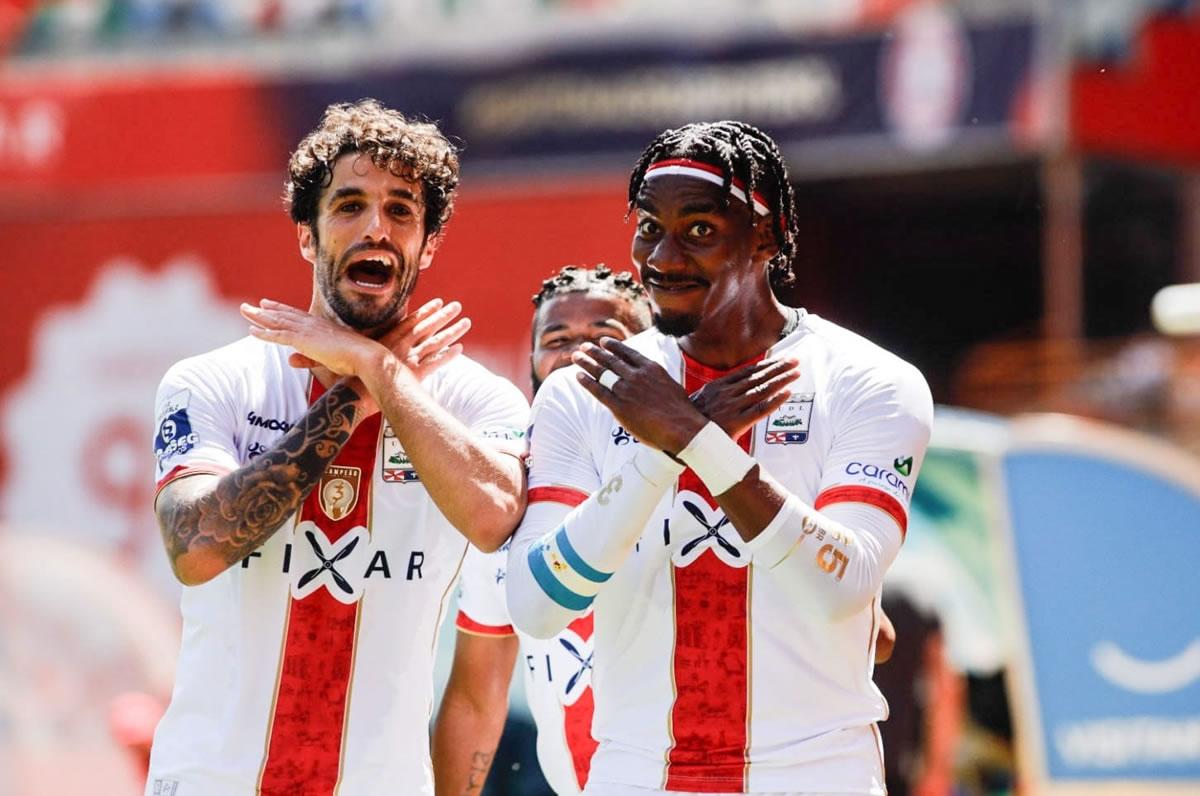 El delantero hondureño celebró a lo grande en Portugal.