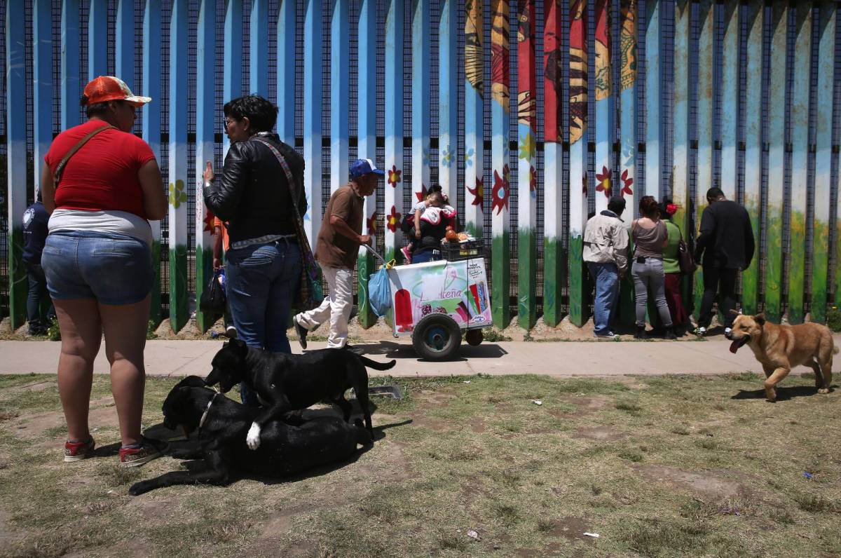 Frenan construcción de muro en el Parque de la Amistad en la frontera entre México y EEUU