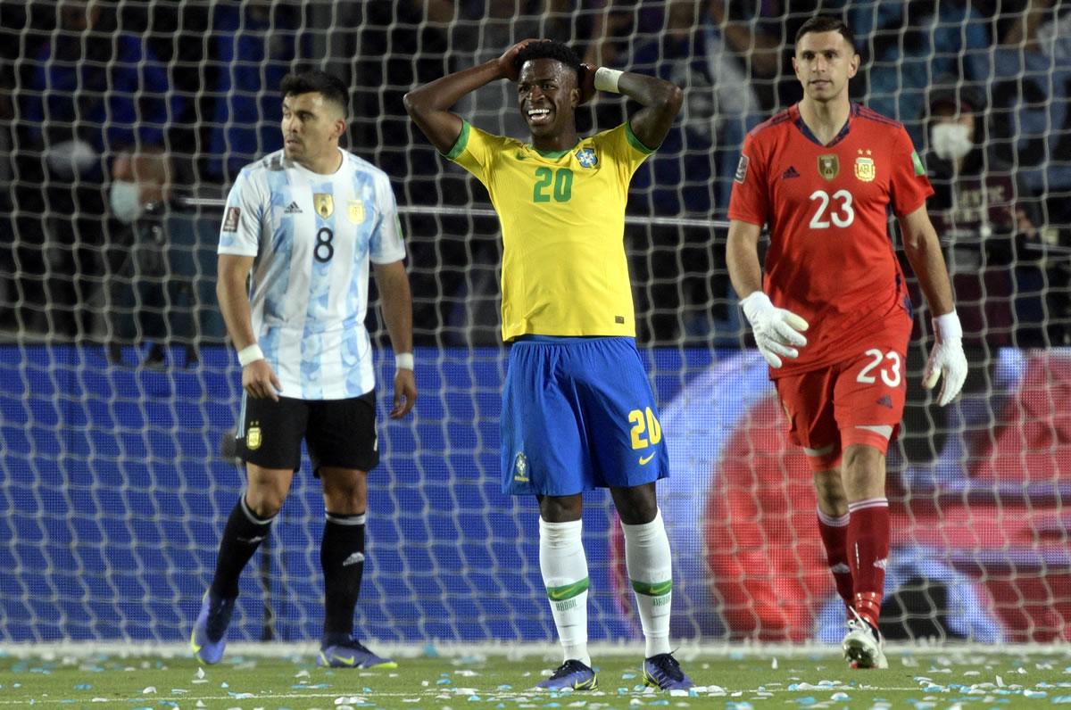Vinicius se lamenta tras una ocasión fallada ante Argentina.