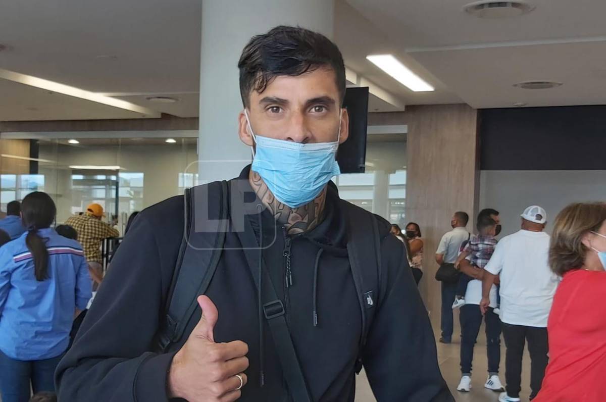 Gabriel Araújo Carvalho cuenta con 30 años de edad y se desempeña como lateral por la banda izquierda.